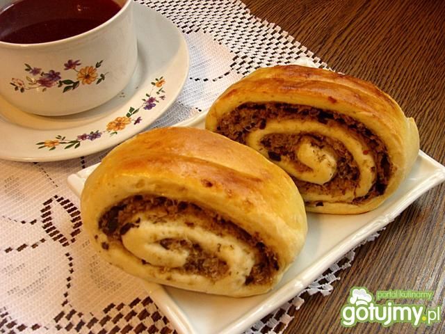 Drożdżowe zawijańce z kapustą i grzybami Drożdżowe zawijańce z kapustą i grzybami