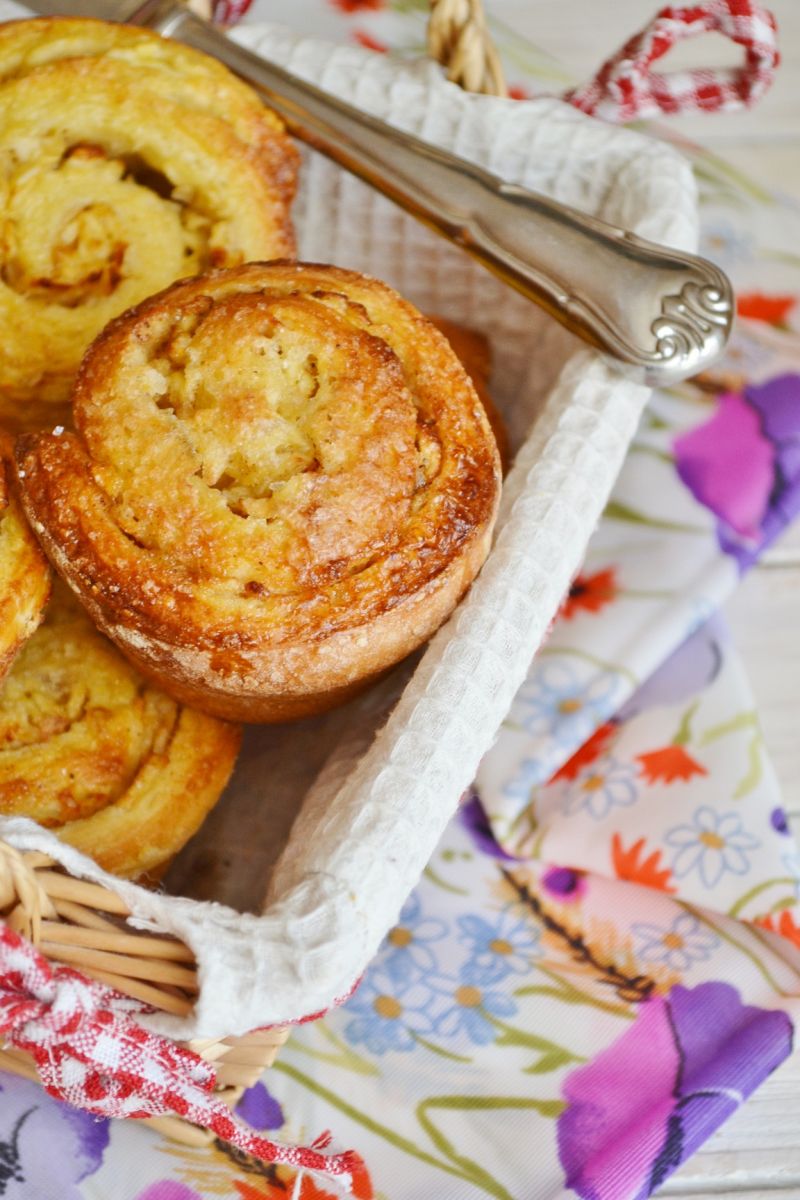 Drożdżowe zawijane muffiny z jabłkiem