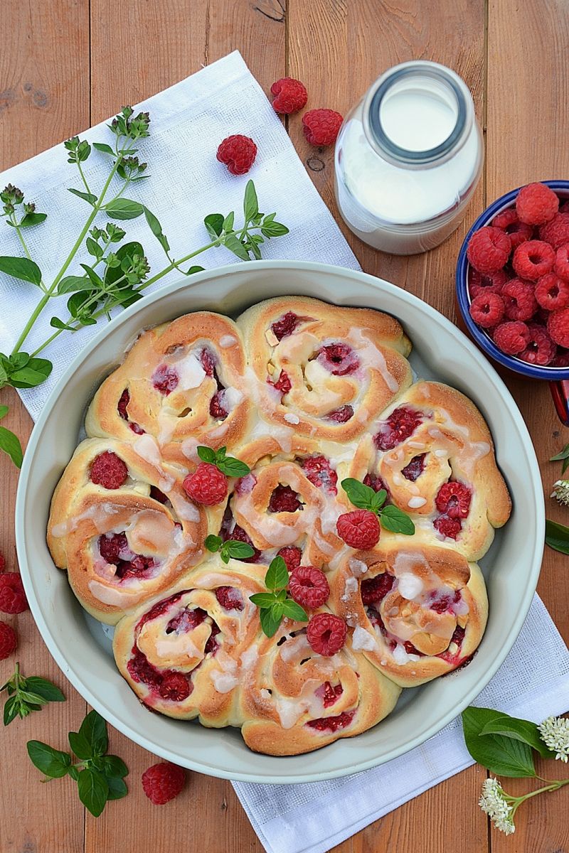 Drożdżowe zawijaski z białą czekoladą i malinami