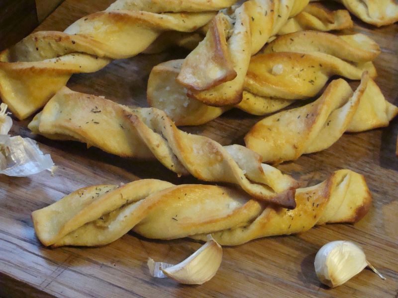 Drożdżowe zawijaski z czosnkiem Drożdżowe zawijaski z czosnkiem