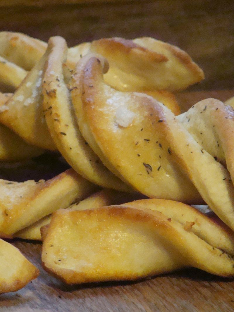 Drożdżowe zawijaski z czosnkiem Drożdżowe zawijaski z czosnkiem