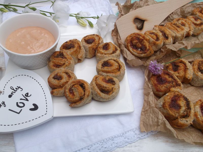 Drożdżowe zawijaski z ketchupem Drożdżowe zawijaski z ketchupem