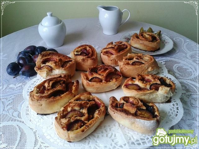 Drożdżowe zawijaski ze śliwkami 