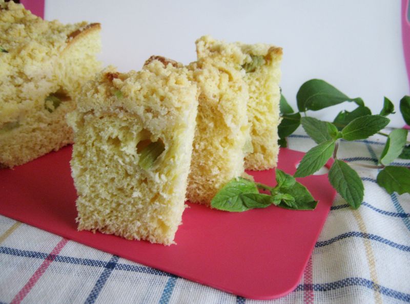 Drożdżowiec z rabarbarem 