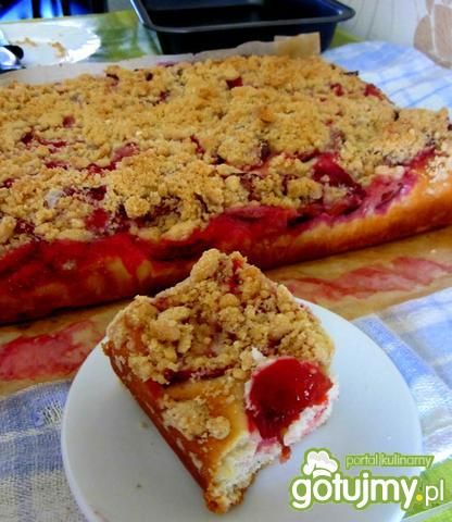 Drożdżowiec ze śliwkami pod kruszonką 