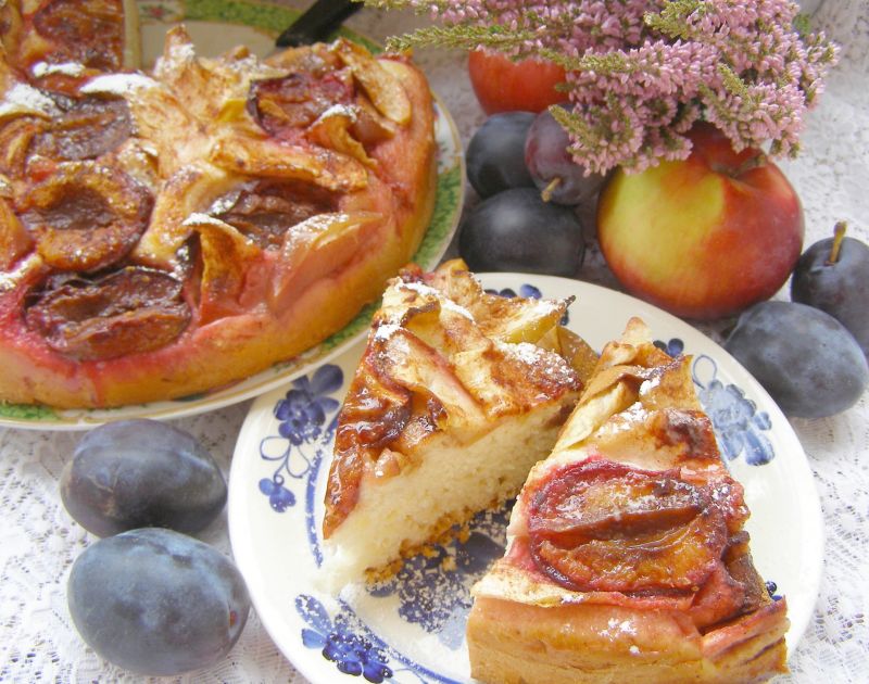 Drożdżówka jabłkowo-śliwkowa z cynamonem Drożdżówka jabłkowo-śliwkowa z cynamonem