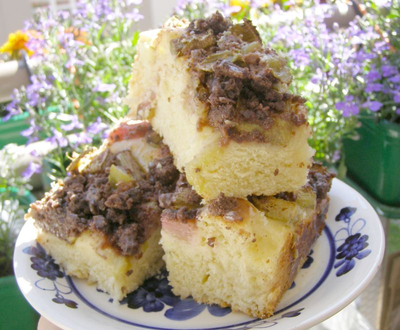 Drożdżówka łatwa z rabarbarem