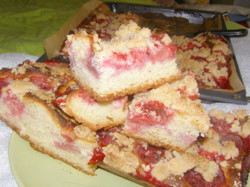 Drożdżówka truskawkowa z kruszonką waniliową