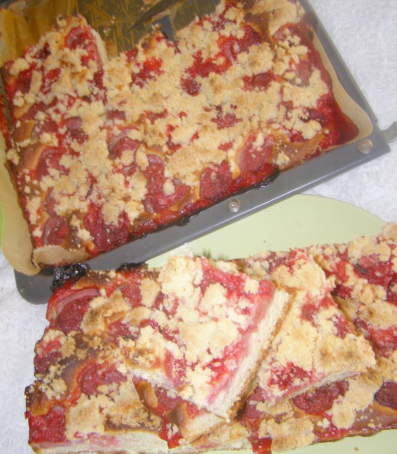 Drożdżówka truskawkowa z kruszonką waniliową