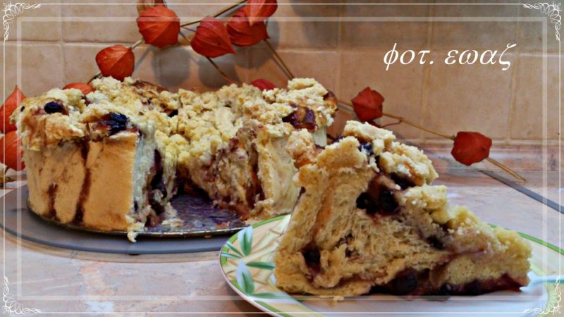 Drożdżówka z borówkami, dżemem i kruszonką