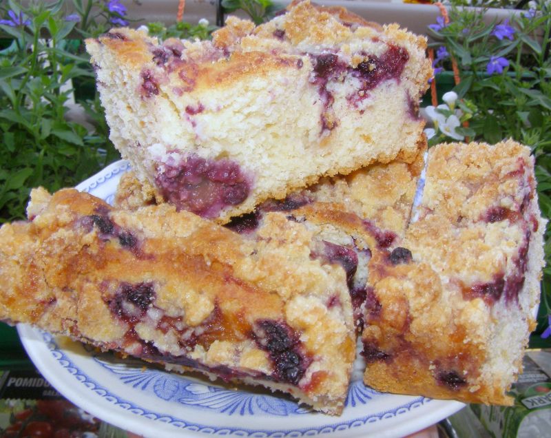 Drożdżówka z borówkami i dżemem pomarańczowym