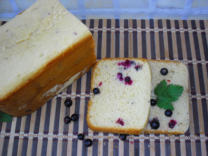 Drożdżówka z czarną porzeczką z automatu 