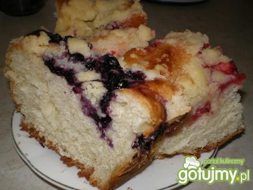 Drożdżówka z jagodami i kruszonką