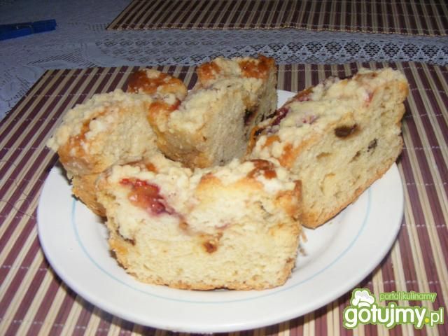 Drożdżówka z kruszonką i owocami. Drożdżówka z kruszonką i owocami.