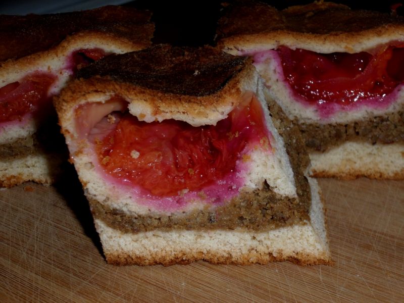 Drożdżówka z masą orzechową i śliwkami