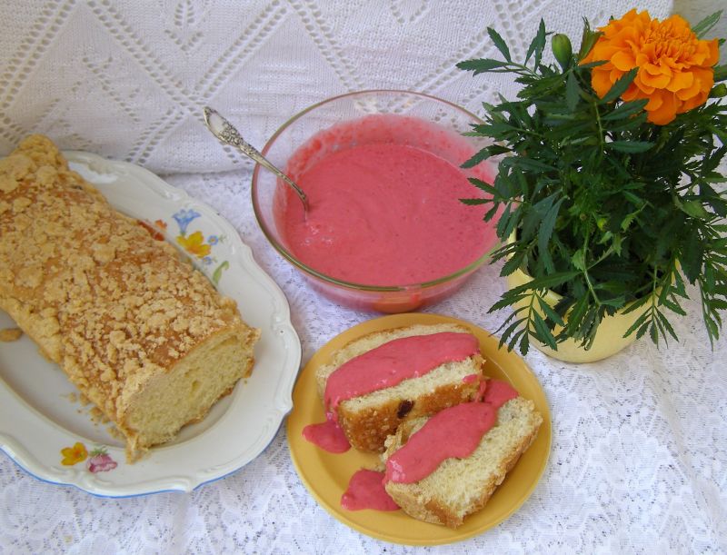 Drożdżówka z musem truskawkowym