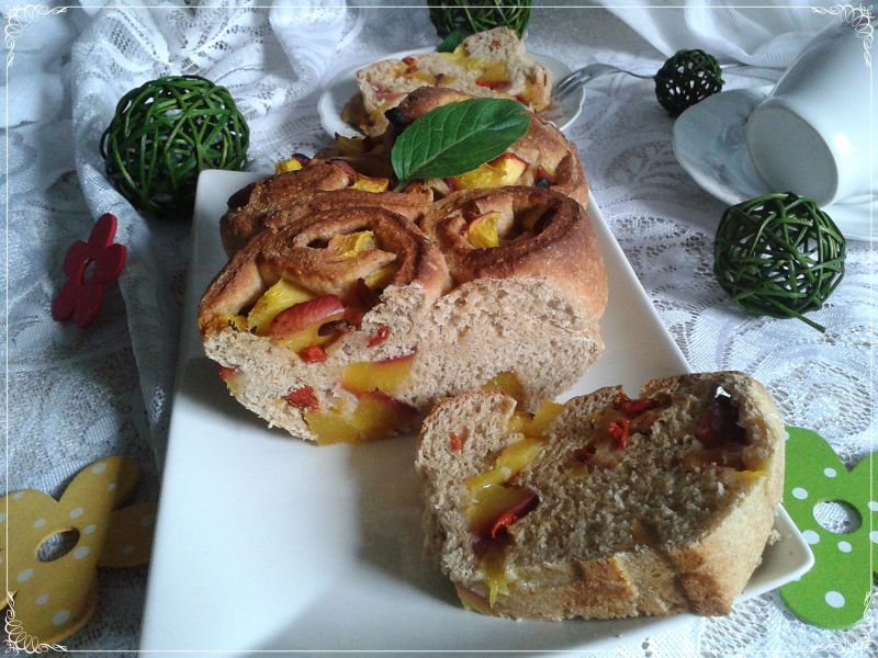 Drożdżówka z nektarynkami i jagodami goji light