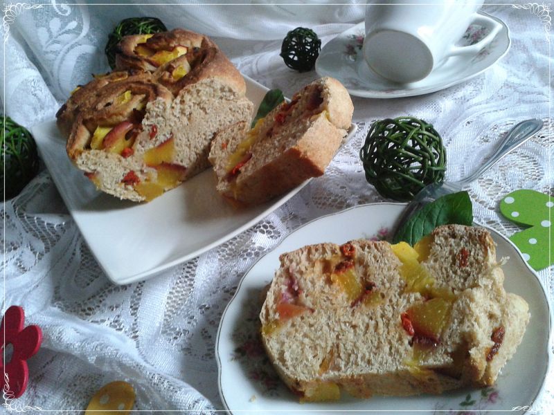 Drożdżówka z nektarynkami i jagodami goji light