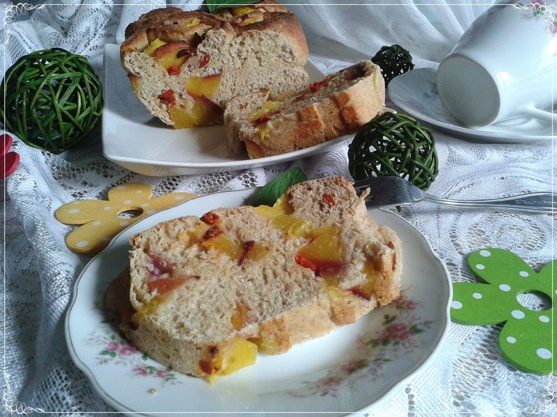 Drożdżówka z nektarynkami i jagodami goji light