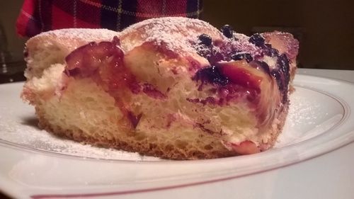 Drożdżówka z owocami mrożonymi