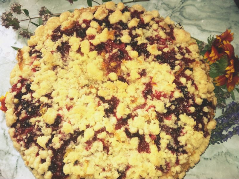 Drożdżówka z porzeczkami i malinami bez jajek. Drożdżówka z porzeczkami i malinami bez jajek.