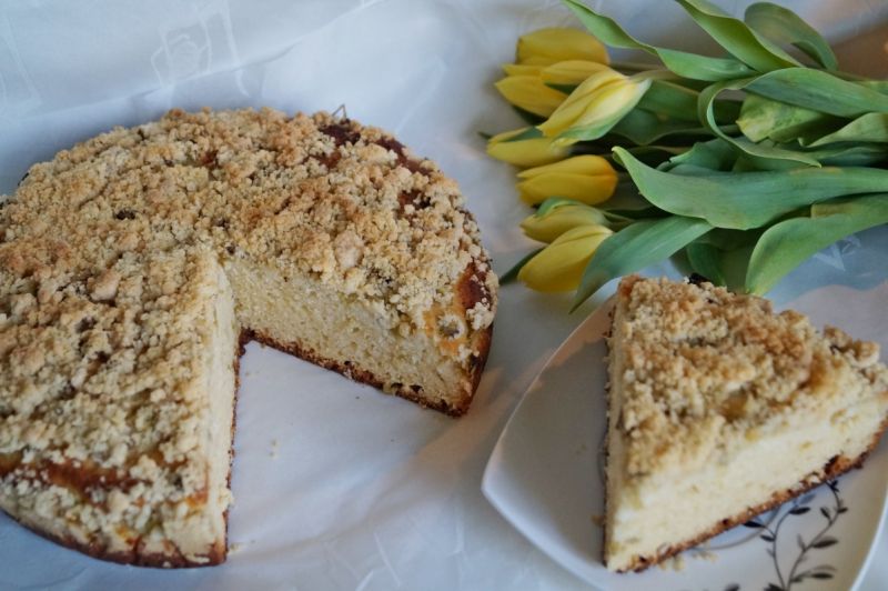 Drożdżówka z rabarbarem