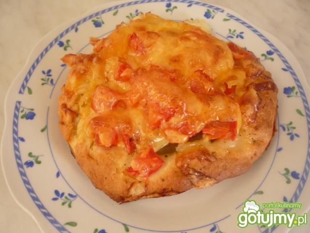Drożdżówka z serem żółtym i pomidorem Drożdżówka z serem żółtym i pomidorem
