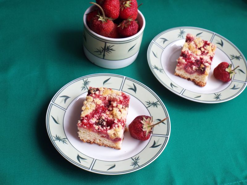 Drożdżówka z truskawkami i kruszonką