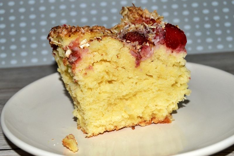 Drożdzówka z truskawkami i posypką kokos platki