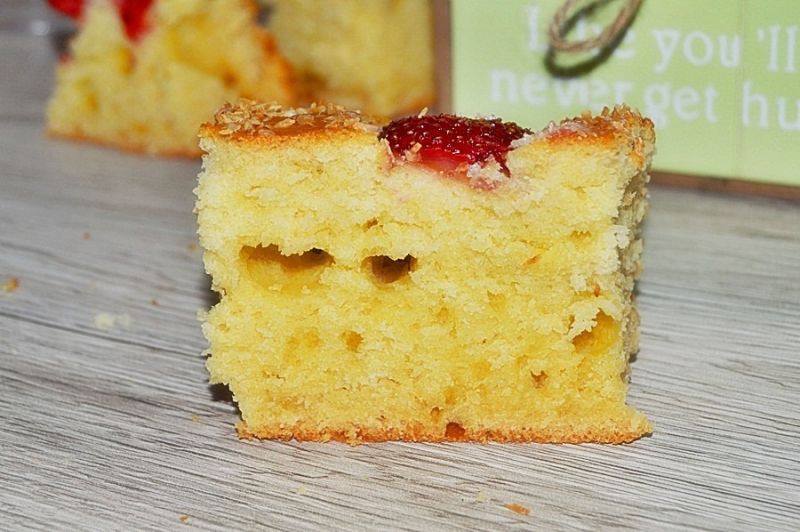 Drożdżówka z truskawkami i posypką z kokosa Drożdżówka z truskawkami i posypką z kokosa