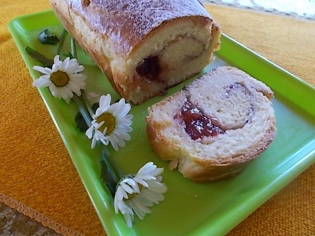 Drożdżówka z truskawkowym nadzieniem Drożdżówka z truskawkowym nadzieniem