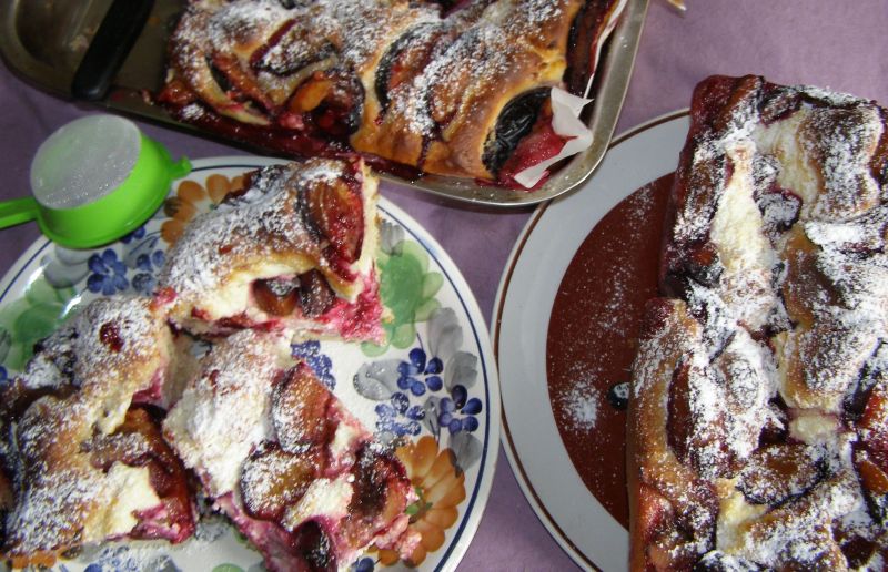 Drożdżówka  z twarogiem i śliwkami Drożdżówka  z twarogiem i śliwkami