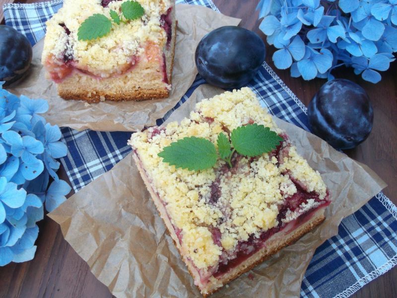 Drożdżówka ze śliwkami i kruszonką