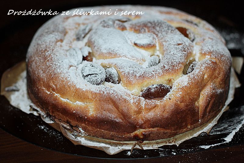 Drożdżówka ze śliwkami i twarogiem Drożdżówka ze śliwkami i twarogiem