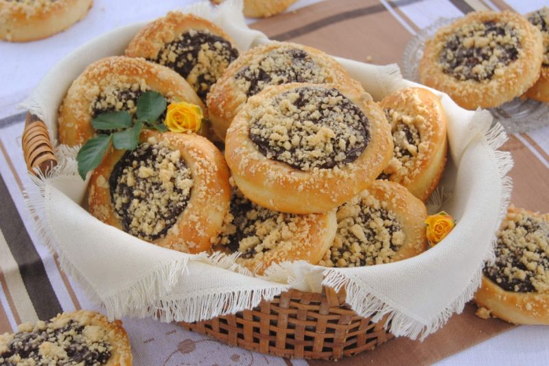 Drożdżówki budyniowe z chałwą