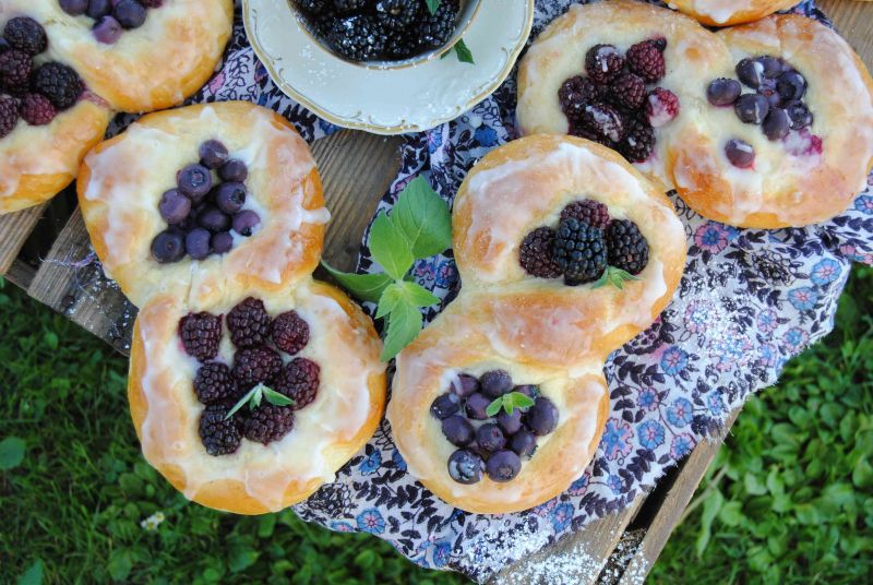 Drożdżówki jeżynowo- borówkowe