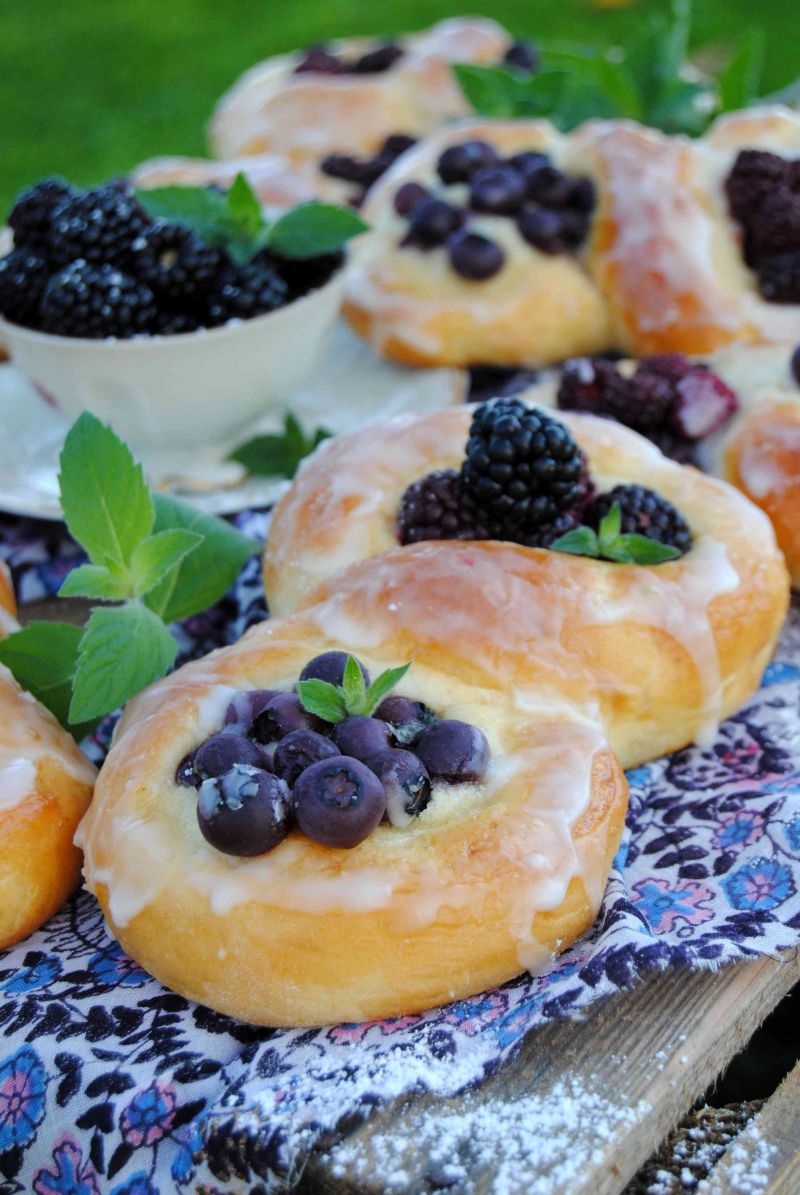 Drożdżówki jeżynowo- borówkowe