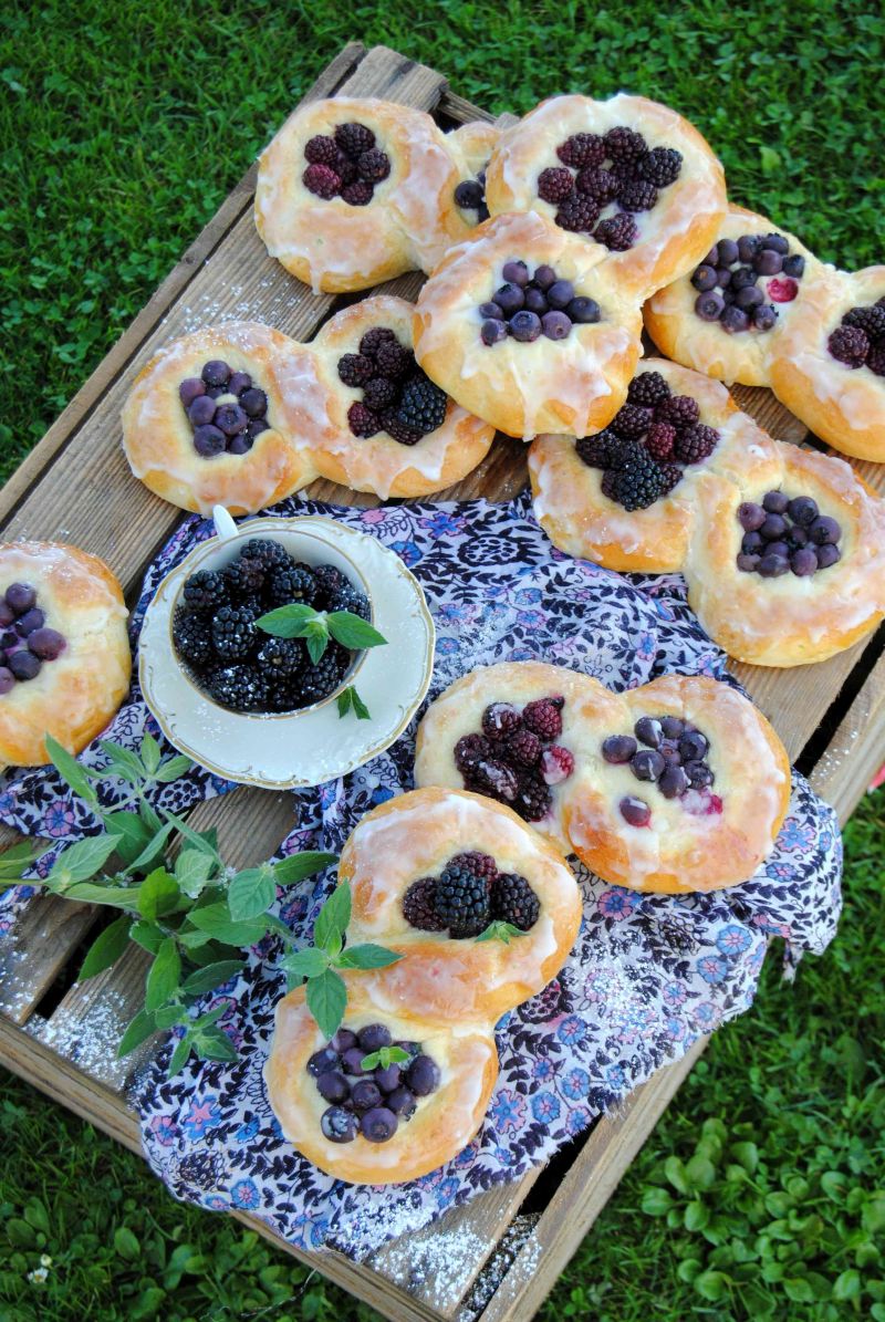 Drożdżówki jeżynowo- borówkowe