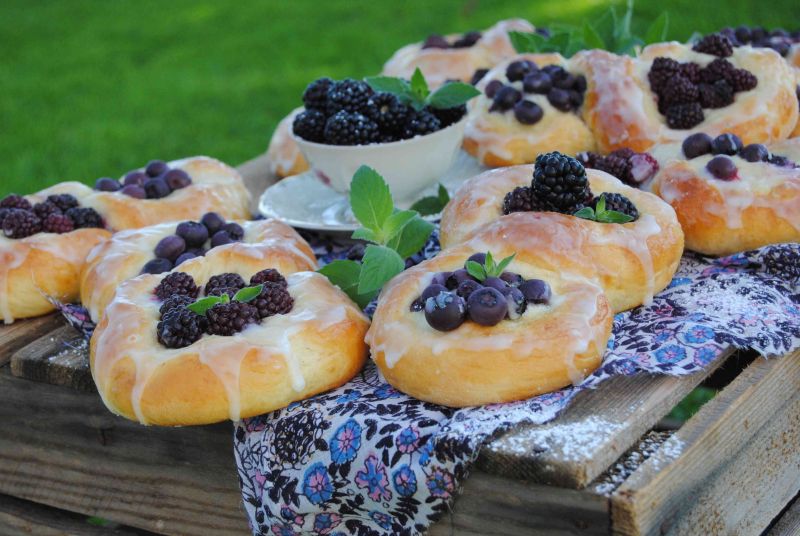 Drożdżówki jeżynowo- borówkowe