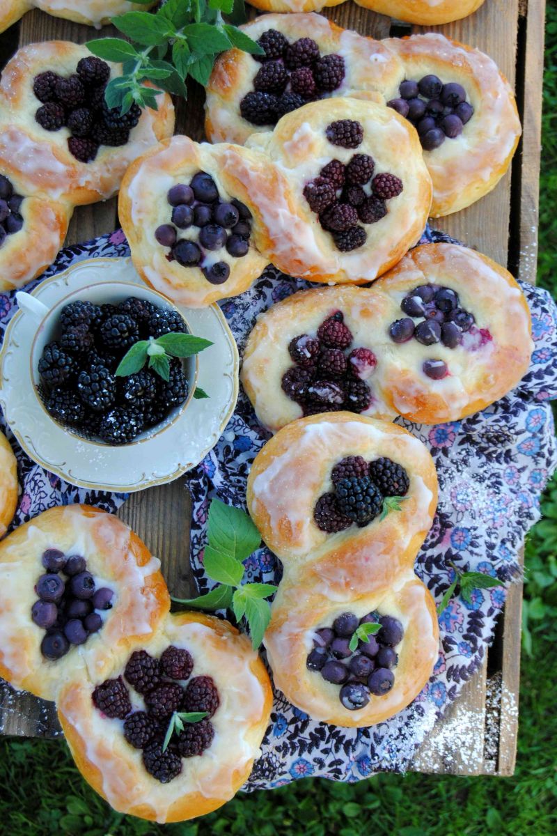 Drożdżówki jeżynowo- borówkowe