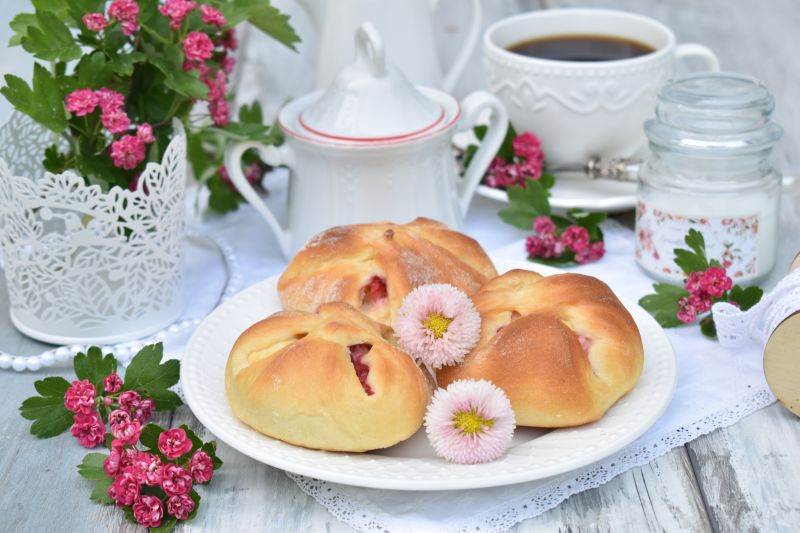 Drożdżówki ,,kopertki'' z budyniem i truskawkami