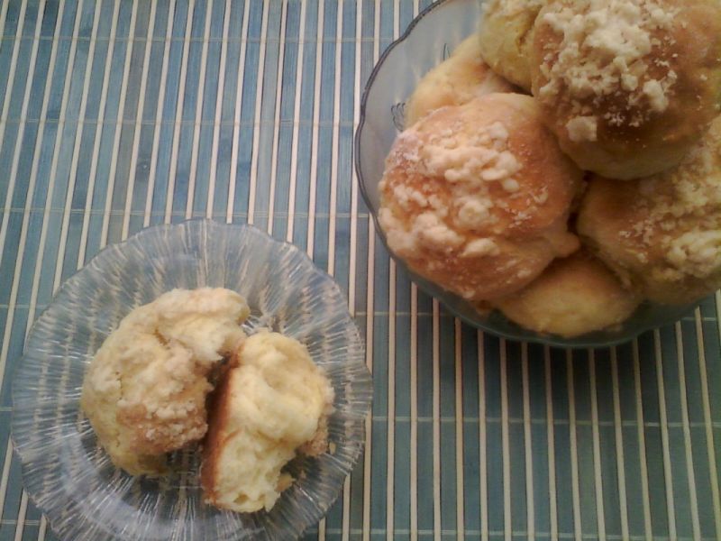 Drożdżówki na jogurcie z otrębową kruszonką