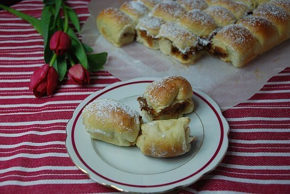Drożdżówki odrywane z kajmakiem Drożdżówki odrywane z kajmakiem