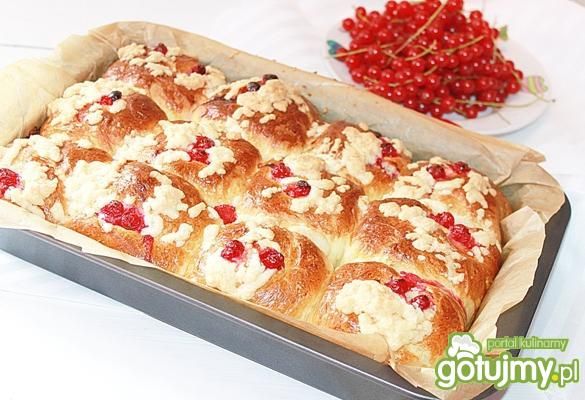 Drożdżówki rwane z porzeczkami i kruszon Drożdżówki rwane z porzeczkami i kruszon