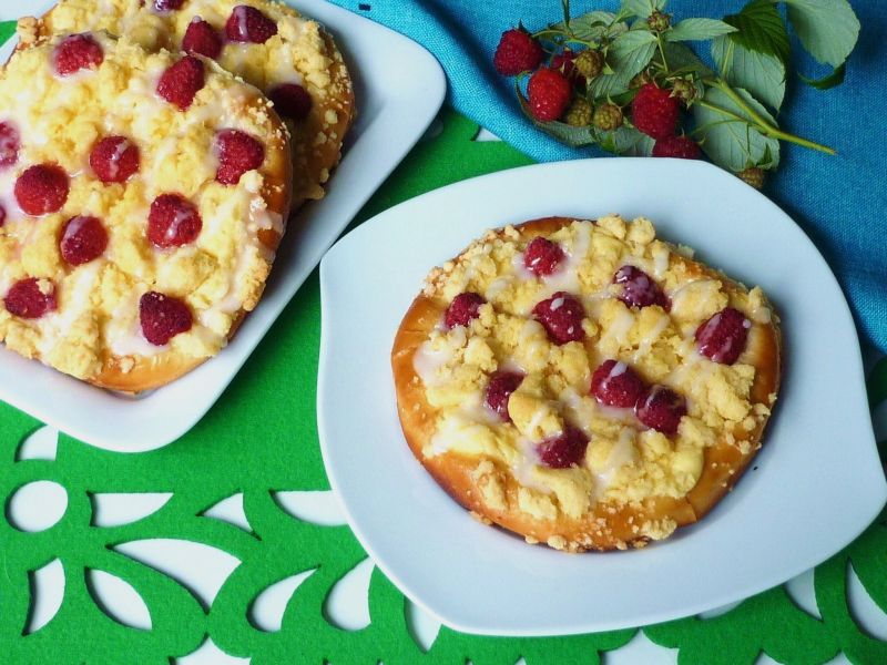 Drożdżówki serowo-malinowe Drożdżówki serowo-malinowe