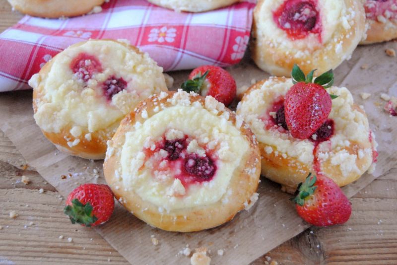 Drożdżówki serowo-truskawkowe  Drożdżówki serowo-truskawkowe