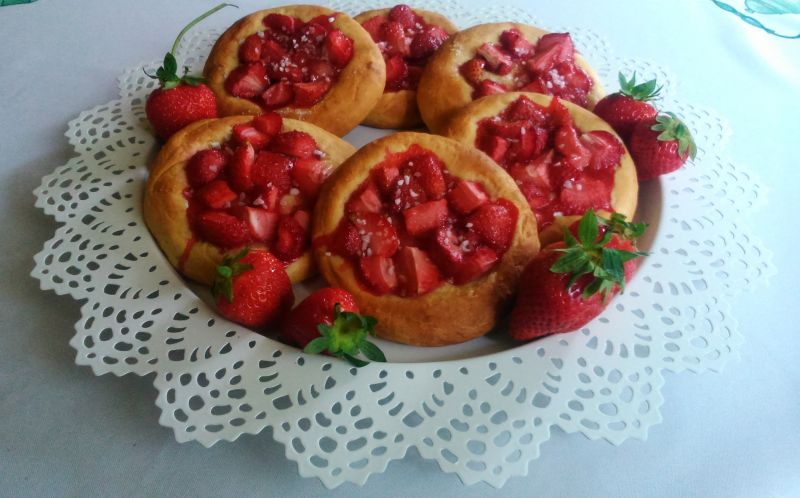 Drożdżówki truskawkowe Drożdżówki truskawkowe