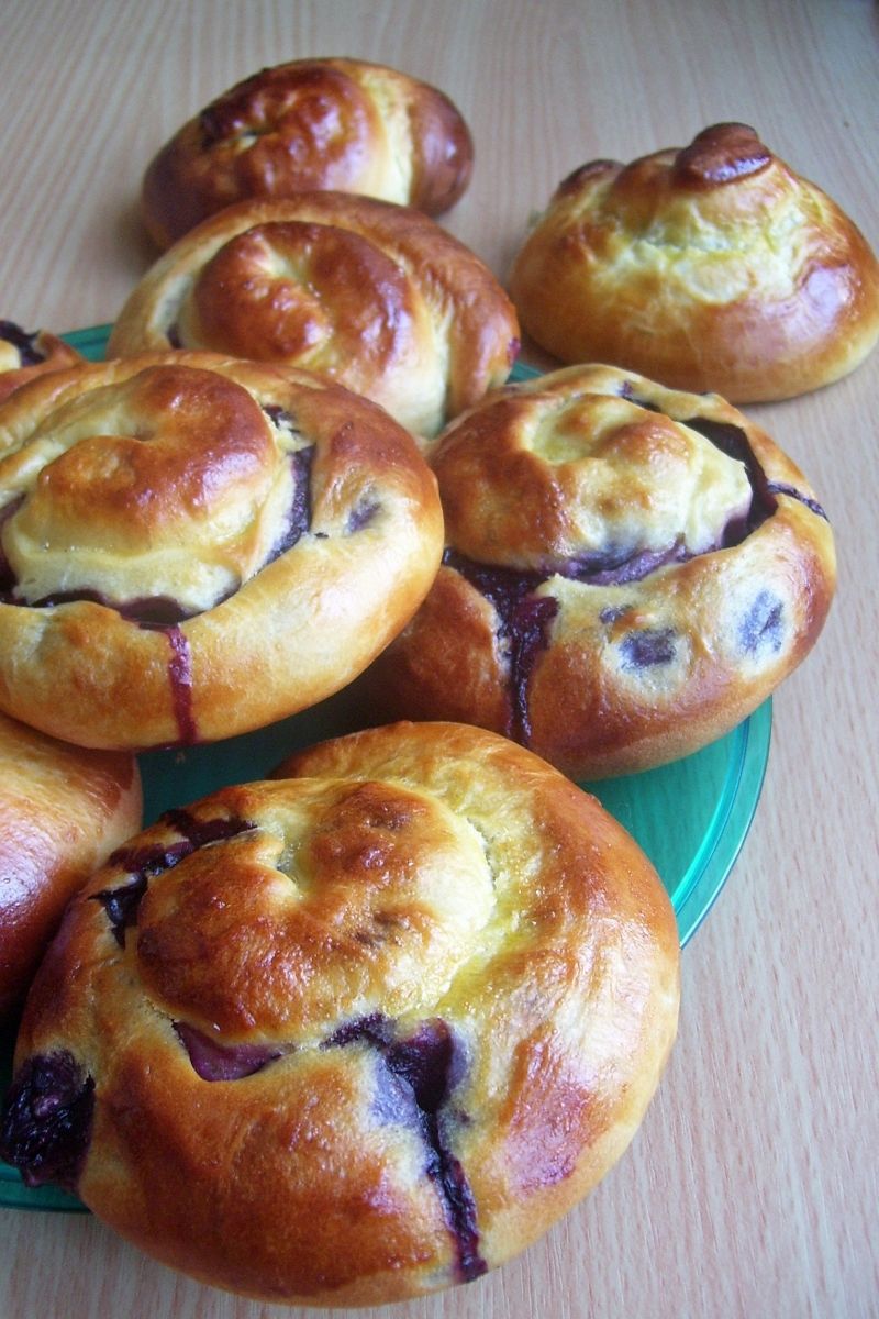 Drożdżówki z borówkami i serem