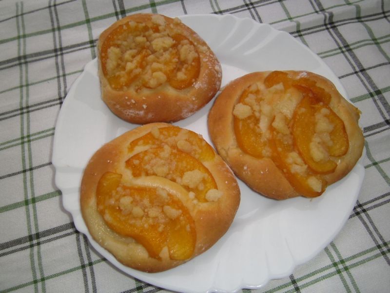 Drożdżówki z brzoskwiniami