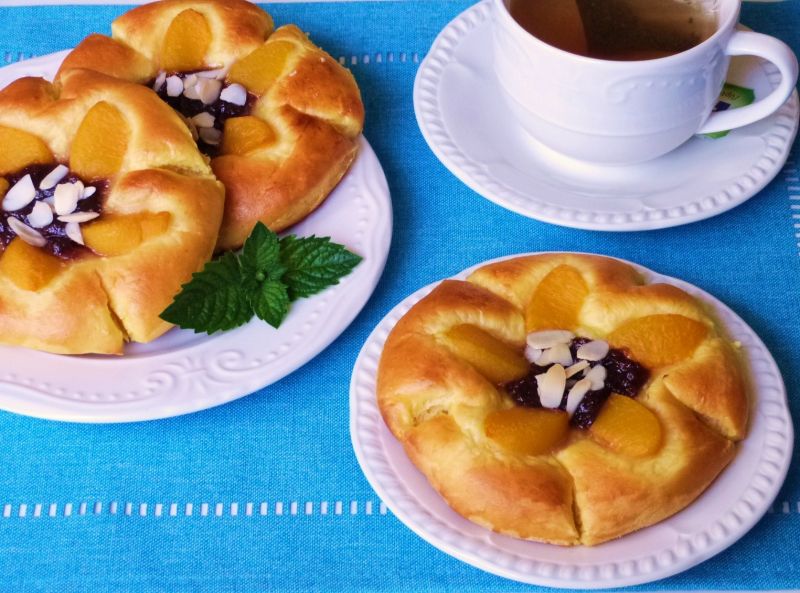 Drożdżówki z brzoskwiniami i marmoladą różaną 